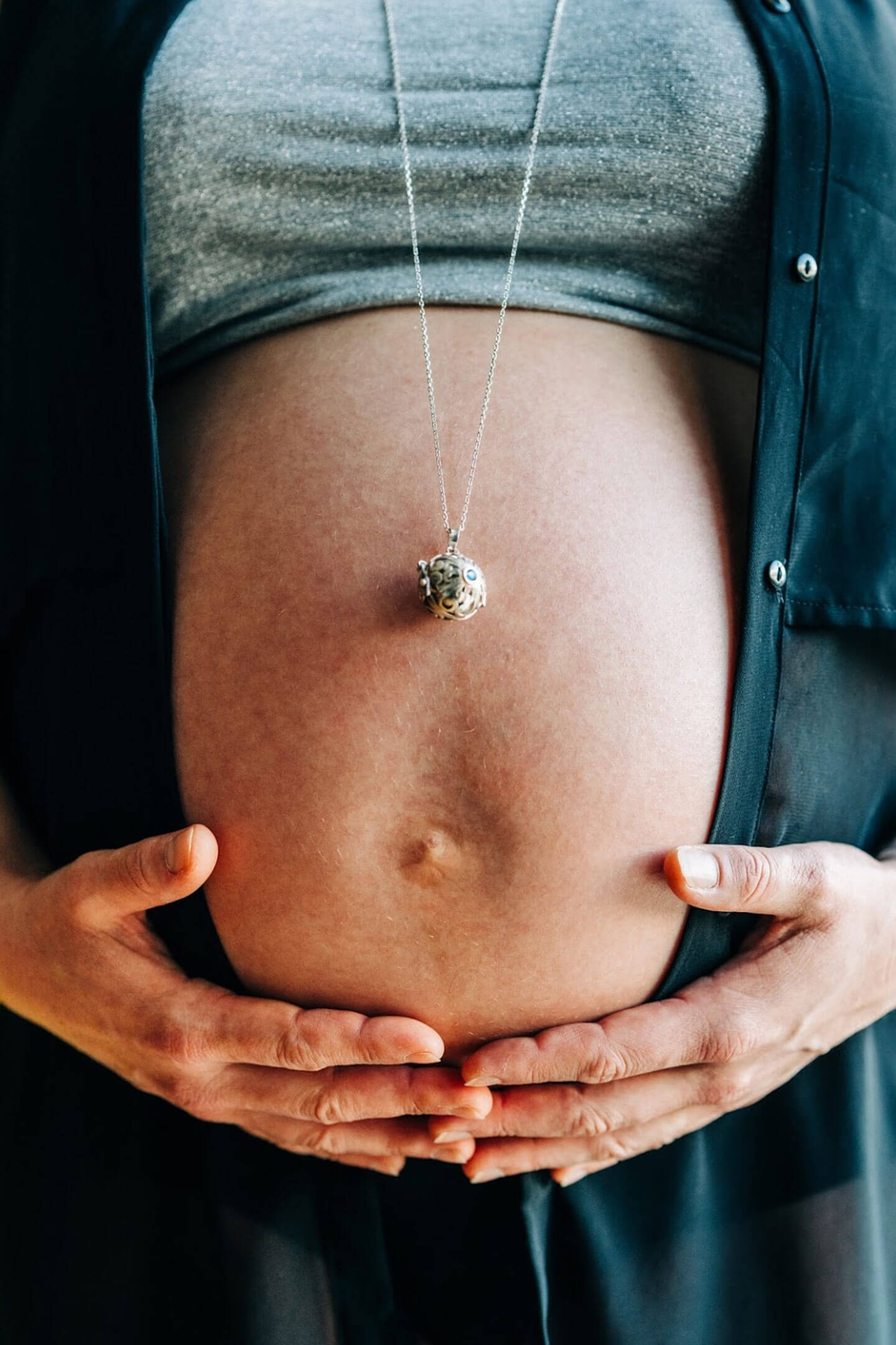 Le ventre de Céline lors d'une séance photo grossesse en Auvergne