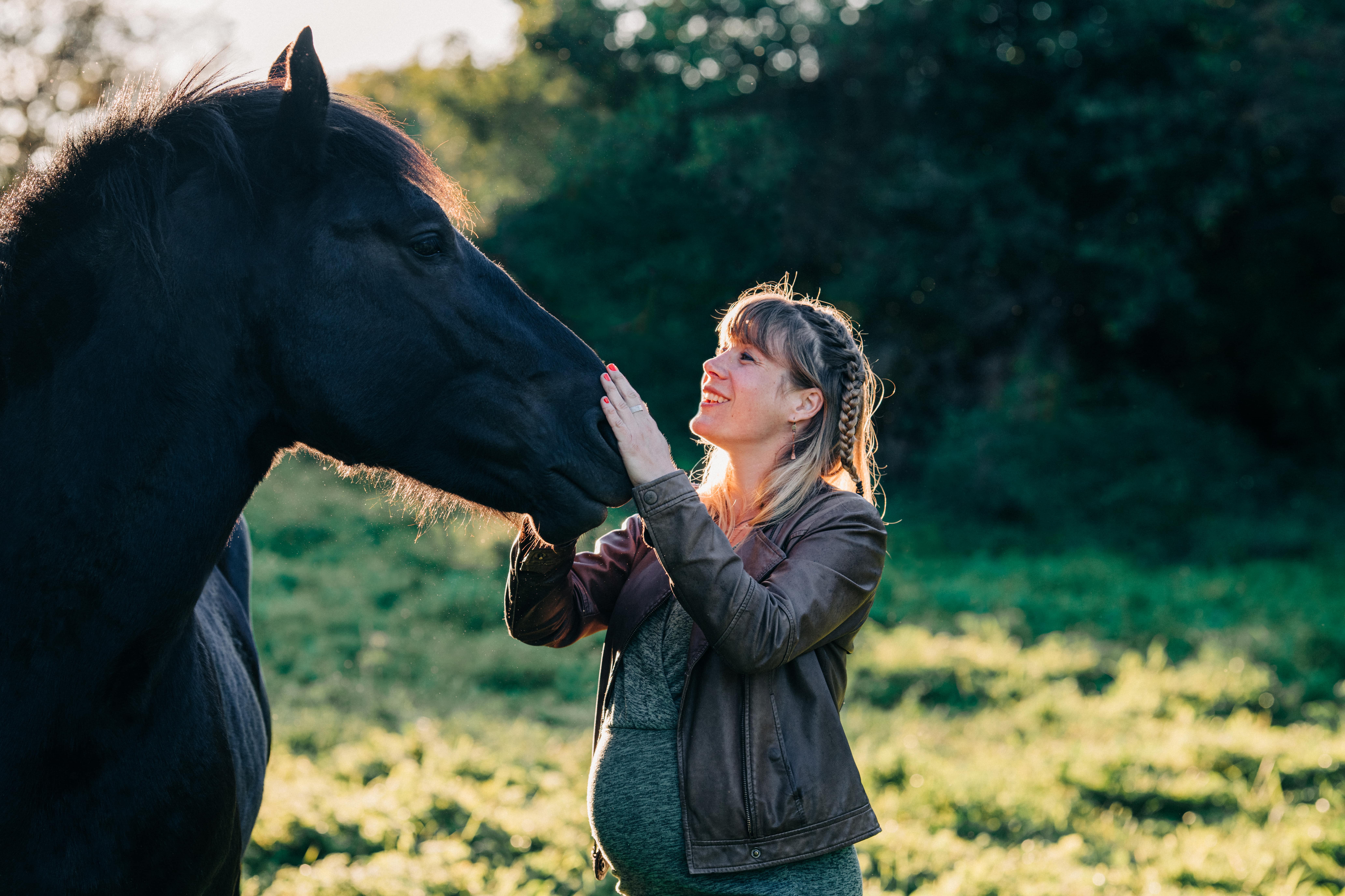 Séance photo grossesse pour Gaëlle et ses chevaux en Auvergne